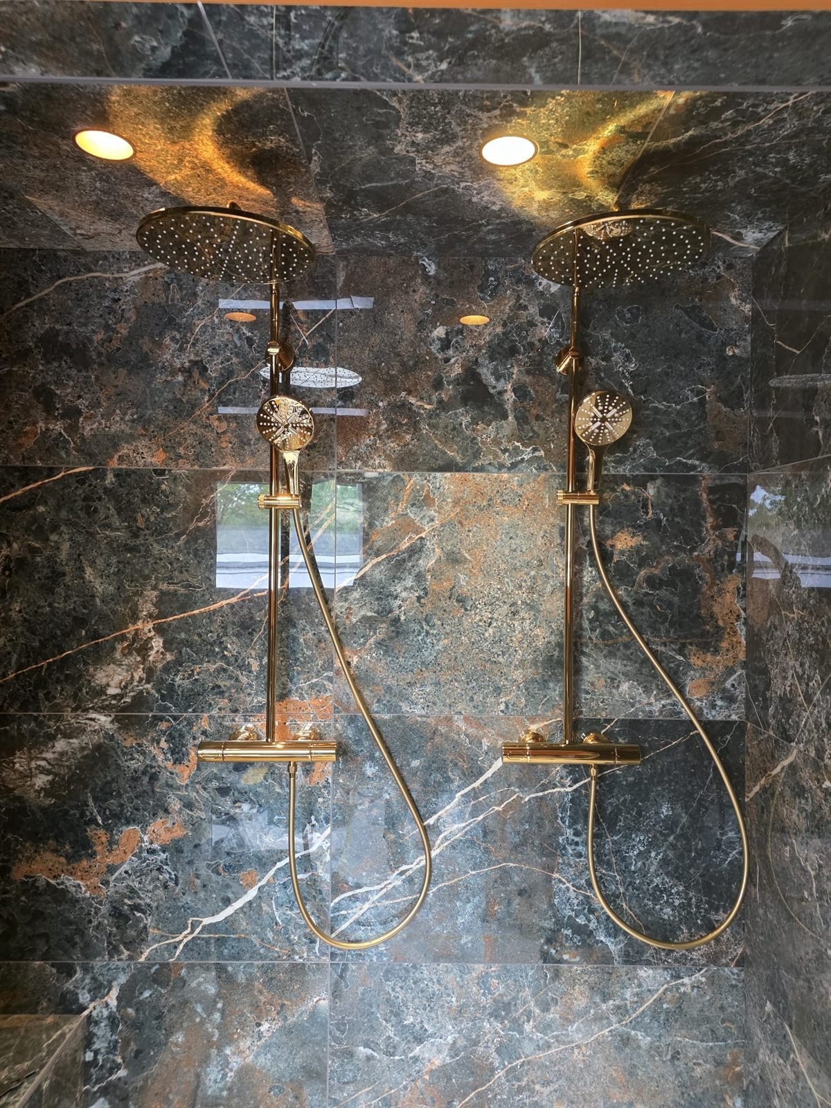 Nieuwe badkamer met regendouches