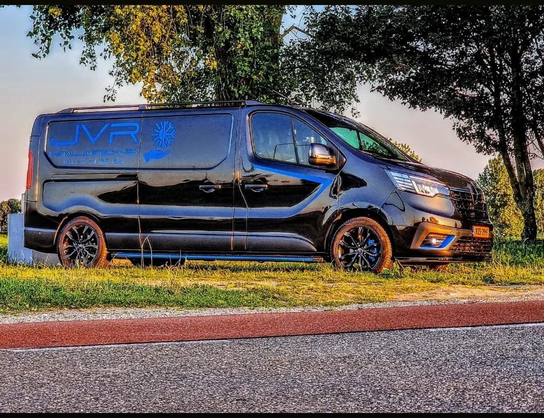 De bus van JVR Installatietechniek langs de weg